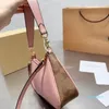 Designer axelpåsar lyxiga halvmånepåsar kvinnor designer väska läder handväska söta crossbody väskor tryck underarm tygväska handväska plånbok