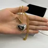 26% rabatt på Paris Home Heart Twist Brass Material Halsband designat av en liten familjesmätt och mångsidig tröjekedja