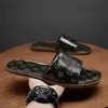 Luxury Classics Designer tofflor Herrskor Nyhetstryck Skrapar Sandaler Slides Beach Outdoor Wide Flat Flip Flops Men Sandal Slipper Babiq05