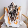 Halsdukar 2023 Kvinnor Silk Square Scarf Luxury Letter Leopard Print Design Shawl Beach Handduk Ladie Fashion Foulard Scarve Reckduf