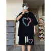 Tute da uomo Completi da uomo T-shirt Pantaloncini Tuta estiva da 2 pezzi Coreano Harajuku Abbigliamento streetwear alto Modello a cuore Completo da uomo corto 230625