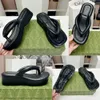 Kvinnor Thong Platform Sandal Black Rubber Designer Clip Toe Herringbone Tisters Sandaler Eva Sponge Cake Tisters Influencer Samma stil för sommarmodesandaler