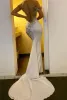 Sexig vit en axel sjöjungfru afrikanska balklänningar vintage spets appliced ​​öppen bakre kvällsklänning lång formell festklänning