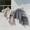 Kläderuppsättningar 2023 Baby Boys Plaid Leisure Suits Smittbarn Girls Korean Lapel kläder Gentle Polo Outfits Barn Bomull