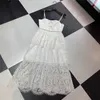 Abiti casual Bianco Midi Lungo Pizzo Prom Donna 2023 Estate Cinturino in cristallo Perline Bowknot Glitter Abiti Abiti da festa di marca di qualità