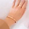 Famosa nueva pulsera de oro rosa de 18 quilates con cuatro diamantes y seis clavos para parejas con luz incolora del Día de San Valentín, regalo de lujo L