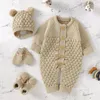 Rompers Born Baby Romper Buty Rękawiczki Zestaw Dziennik Dziewczyna Chłopiec Bott But Solid Toddler Niemowlę Odzież długiego rękawu 4PC Fall 0-18m 230625