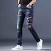 Mäns jeans män broderade denim jeans herrbyxor trendiga varumärke Slim casual små fötter hål trender 2021 sommar i penna jeans j230626