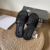 Kadın Tasarımcı Sandalet Yaz Lüks Terlikleri Zincir Zincir Siyah Beyaz Kayıtlı Renk Deri Sandalet Açık Plaj Deniz Kenarday Evi Düz Kadın Sandalet