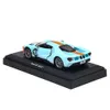 Diecast Model Car CCA 1 42湾岸ガソリンスタンドシリーズFord GT Beetle Car Model with Helmet Acrylic Box Alloy Car Toy Gift