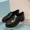 Sapatos formais femininos de grife com sola grossa triângulo engrenagem P Slip-on sapatos de couro preto tênis de sola alta sapatos casuais clássicos foscos com peito nublado