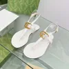 Designer WOMEN'S DOUBLE THONG SANDAL Cuir noir blanc vert clair Matériel doré Chaussures de luxe Pantoufles de plage 04