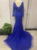 2023 Vestidos para Mãe da Noiva Sereia Tamanho Grande Decote em V Mangas Compridas Apliques de Renda Azul Real Tule Contas de Cristal Sweep Train Festa Vestidos de Noite