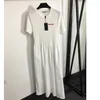 23ss vêtements de créateurs pour femmes robes d'été femmes s'habillent rouge lettre bande décoration haut du corps mince épissage bas propagation robe à manches courtes vêtements pour femmes a1