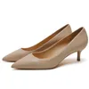 Nya eleganta klassiska kvinnliga pumpar för kvinnligt äkta lädermedium Hälta damer Fashion White Nude High Heels Office Shoes A001