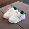 Sneakers Baby Led-schoenen voor jongens Mode Meisjes Comfortabele sport Verlichte kinderen Ademende casual mesh-schoen met lichte zool 230626