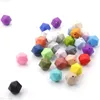 Jouets de dentition pour bébé 100PCS Icosahedron Perles de dentition en silicone de qualité alimentaire 14mm pour bébé Collier de dentition d'allaitement Sucette de dentition sans Bpa 230625