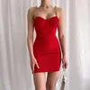 Robes décontractées rouge hanche Wrap mince plissé Sexy robe femmes chaîne dos nu discothèque Mini été élasticité moulante fête femmes