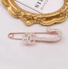 Beroemde Vrouwen Designer Merk Brief Broches 18K Vergulde Inlay Crystal Strass Mode-sieraden Trui Broche Pin Bruiloft Geschenken 20 stijl