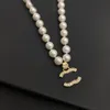 Ny stil design inlagd kristallhänge halsband mode kvinnor märke bokstav pärlkedja 18k guld pläterad mässingsmaterial halsband lyxig bröllop julsmycken