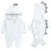 Rompers Spring Kids Tales Född baby Romper Suit Solid Hooded Dino Boys Girls Romper Cotton Babywear 4 Colors 230626