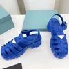 2023 Skumgummisandaler Triangel Logotyp Fisherman Sandal Vadderad Nappa Damtofflor Svart Vit Plattformsrutschkanor Monolitsula Sommar Stranddesigner pradaa Tofflor