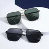 Solglasögon metall dubbel balk polariserad fyrkantig ram två fot solglasögon för män och kvinnor UV -skydd