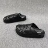 Chinelos de couro trançado de verão 2023 moda nova baotou plana ao ar livre confortável lazer compras sandálias