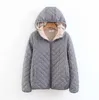 Abrigo de algodón cálido con capucha de lana de cordero a cuadros delgado y ajustado de invierno 2023 para mujer