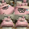 寝具セット豪華なピンクのデザイナーシルクレタープリントクイーンサイズ羽毛布団エルベッドシートファッション枕カバー掛け布団セットドロップ配達DH0BS