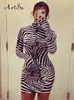 Abiti casual Artsu Zebra Print Mini abito da donna manica lunga con guanti Dolcevita aderente Sexy Autunno Inverno Slim Club 4 23327