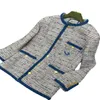 女性用ジャケットデザイナー23秋の新しいセレブリティスタイルエレガントなブルーグレーミックスインターロックロゴ刺繍ゴールドボタンツイードコート1my1