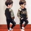 Kinder Jungen Anzüge Lässige Trainingsanzug Gold Kinder Kleidung Jungen Trainingsanzüge Langarm t-shirt + hosen 2 teile/satz Jungen Kleidung