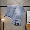 Mäns jeans designer designer 2023 nya jeans mäns smala byxor med små fötter hål broderade präglade tunn sommar mrm8 o17j