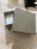 Presente de luxo Sacos de Jóias Caixas Brincos Studs Pulseiras Anéis Bangles Colares Designer Pequeno quadrado caixa de papel Atacado