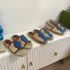 Mule chinelo Interlocking Espadrille Ráfia natural Vermelho e azul Sandália fashion com detalhe de teia Plataforma de cordão com