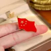 Broches femeninos simples Vintage chinos cinco estrellas bandera roja para mujeres lujo amarillo oro Color esmalte aleación broche alfileres de seguridad