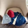 Familjsmatchande kläder pojkar och flickors skjortajacka 2023 Spring Autumn Children's Cotton broderad denim baby solid coat 230626