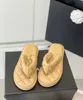 Designer sandaler kvinnors kanal slip-on däck strand tofflor utomhus läder tip-över resor tofflor hawaiian stil sommarstrand sandaler