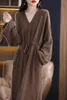 Kvinnors tröjor ullklänning kvinnors v-ringning fast färg stor storlek kashmir långärmad tröja koreansk version lös medium längd