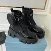 Sapatos de grife feminino Botas Rois Botas monolíticas Tornozelo de inspiração militar Sapato de combate Bolsa de náilon Botas anexadas com bota de tira