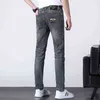 Mäns jeansdesigner och vår sommar unga broderade smala passformar liten fot elastisk casual trend pants iiwx