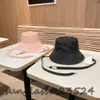 Designer hink hatt sträng platt mössa lyx justerbara mössor breda grim hinkar hattar mode sommar strandhatt med brev för män kvinnor svart hatt rosa hatt