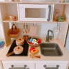 キッチンは食物を演奏する木製キッチンおもちゃ子供のシミュレーションキッチンミニチュアのふりをするプレイハウス教育おもちゃベビークリスマスギフト230626