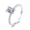 Anelli a grappolo passati Diamond Test Cut Emerald Cut 1CT Anello Moissanite Simple a quattro artigli Donne romantiche Accessori di lusso Accessori di lusso