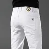 Мужские джинсы дизайнер Дизайнер Новые летние мужские джинсы чистый черный и белый бренд хлопка высокие эластичные маленькие ножки облегающие корейская версия простая