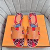 Klassiska strandsko tofflor Womens Designers Sticke Printed Vacation Outdoor Flat Bottom Sandal Dowch Room Slide With Box