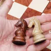 Schackspel högkvalitativa schackuppsättningar 2 i 1 checkers -spel med akrylstycken 2 drottningar fällbara trä schackbräda för resebordsspel 230626