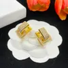 Brincos de designer de marca de luxo para mulheres com diamantes e detalhes brilhantes acessórios opcionais letras destacáveis joias nobres de ouro