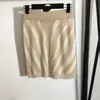 Pantaloni a due pezzi da donna Designer 2023 Set di pezzi primaverili Girocollo Impero Bottone albicocca Manica lunga Corta RE7D
